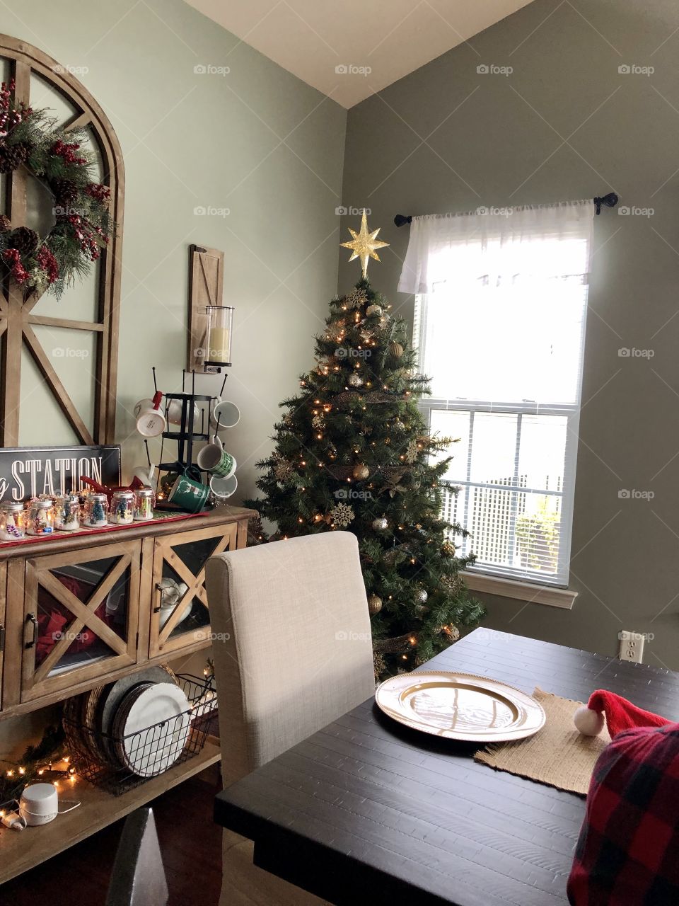 Getting ready for Christmas with the family around the table ! 