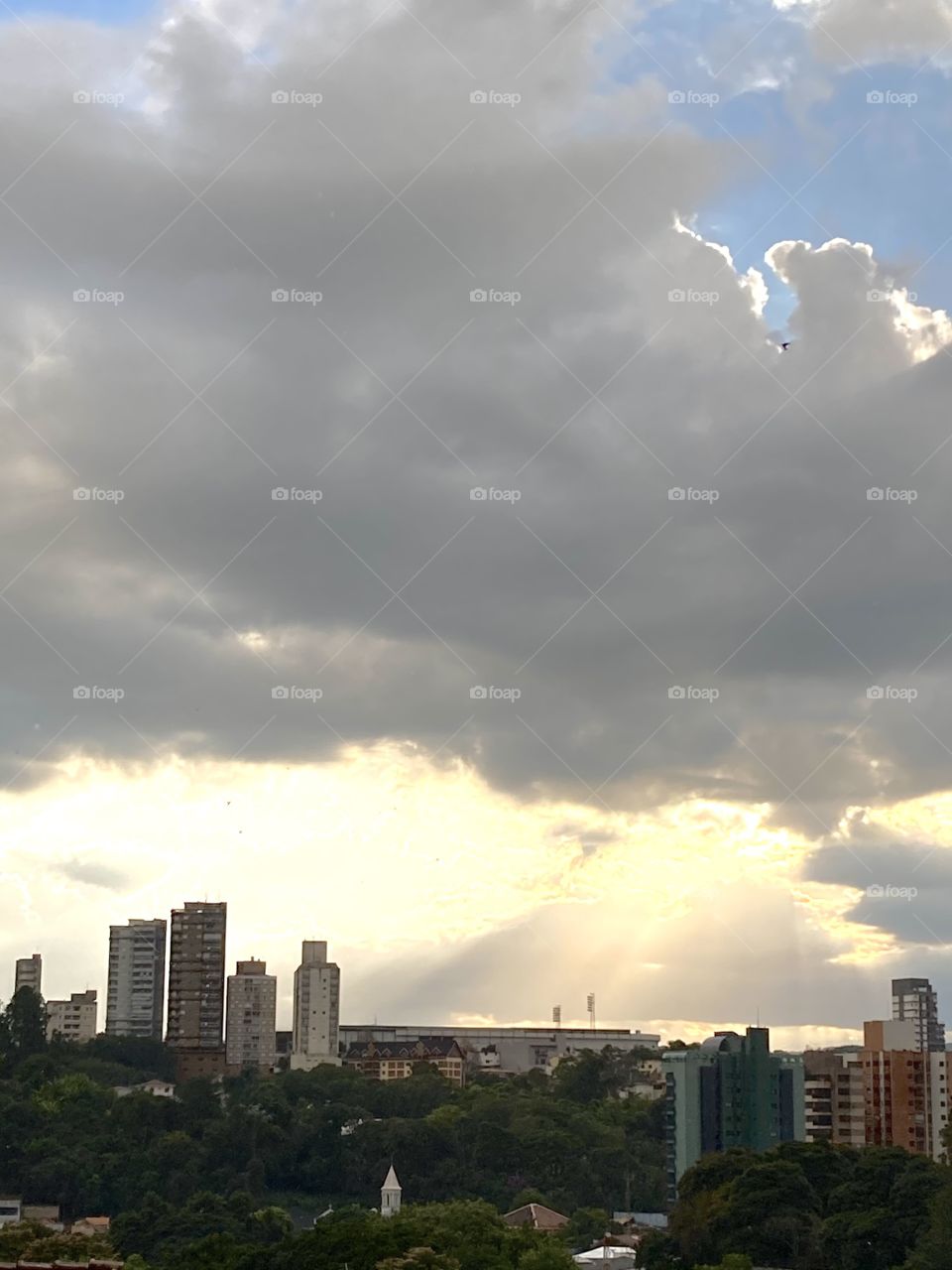 The sun pierced the charged clouds and illuminated the Nabi Abi Chedid Stadium, in Bragança Paulista (home of the Red Bull Bragantino). / O sol furando as nuvens carregadas e iluminando o Est Nabi Abi Chedid, em Bragança Pta (Red Bull Bragantino).