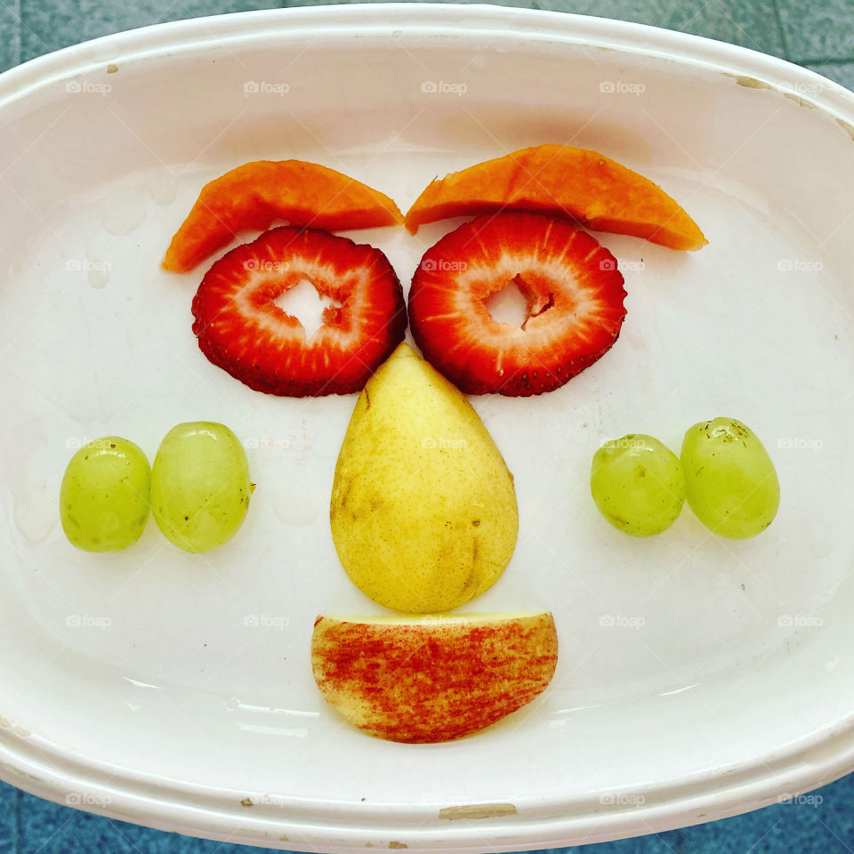 🇺🇸 What makes me smile?  A good and fun fruit salad: papaya, strawberry, pear, grape and apple. / 🇧🇷 O que me faz sorrir? Uma boa e divertida salada de frutas: mamão, morango, pêra, uva e maçã. 