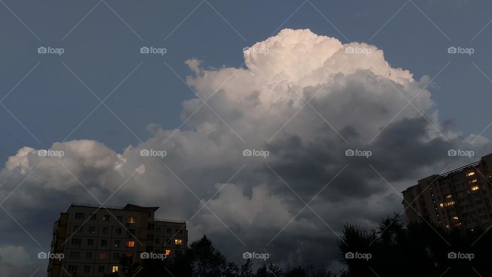 an amazing giant cloud in the summer before the storm