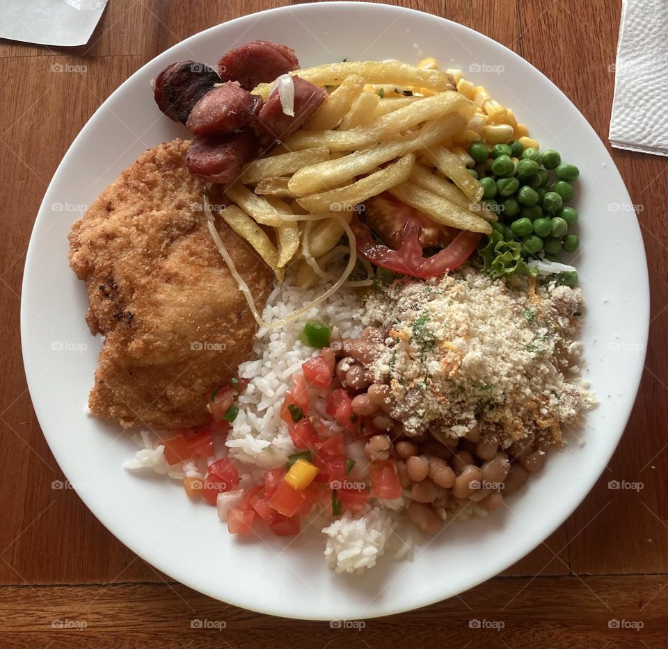 O almoço está meio fora de hora, mas pelo menos o prato é colorido e saudável.
Vale a pena comer o tradicional “arroz-feijão” do que lanches no fast-food.