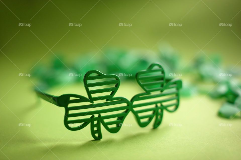 St. Patrick's day, green, leprechaun, beer, green beer, paraphernalia, Ireland, Irish, March 17, clover, lucky, luck, good luck, coins, wealth, hat, leprechaun, pot, confetti, holiday, Wallpaper, background, spectacles, carnival, karnavalnye glasses, green hat, celebration, parade, cocktail, drink, drinking, alcohol, Mixology, drink, top, minimal, festival, party, March, event, accessories, festival glasses, spring, deep green, green, grass, thematic, national, tradition, traditions, traditional, St. Patrick, Patricks, Saint Patrick, patricks, still life, symbol,