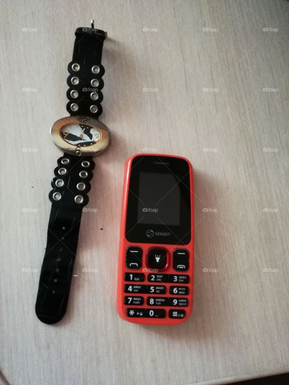 Часы и телефон