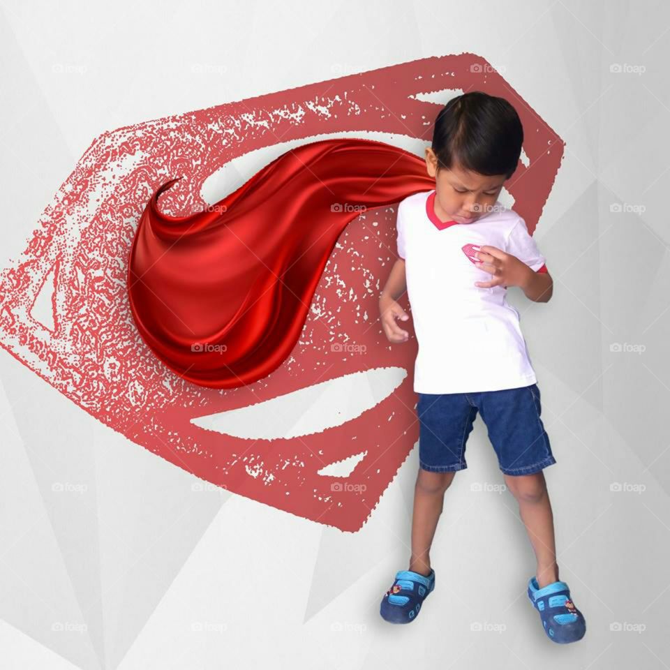 anak pengen jadi supermen (super hero) dengan bangganya memakai kaos lambang supermen