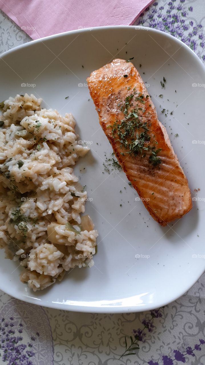 Salmon with leeks vegetables rice
Lachs mit Lauch Gemüsereis
