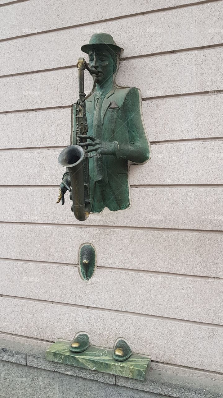 sculpture saxophonist