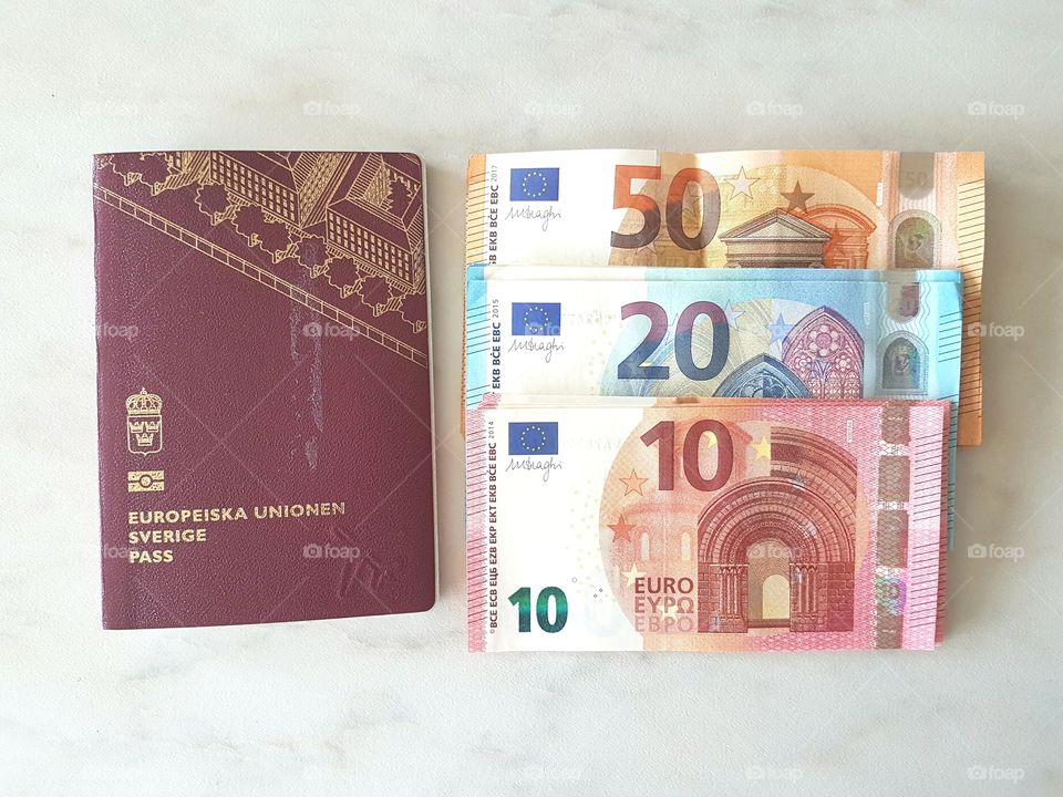 Traveling in Europe passport and Euro money  - resa i Europa pass och pengar 