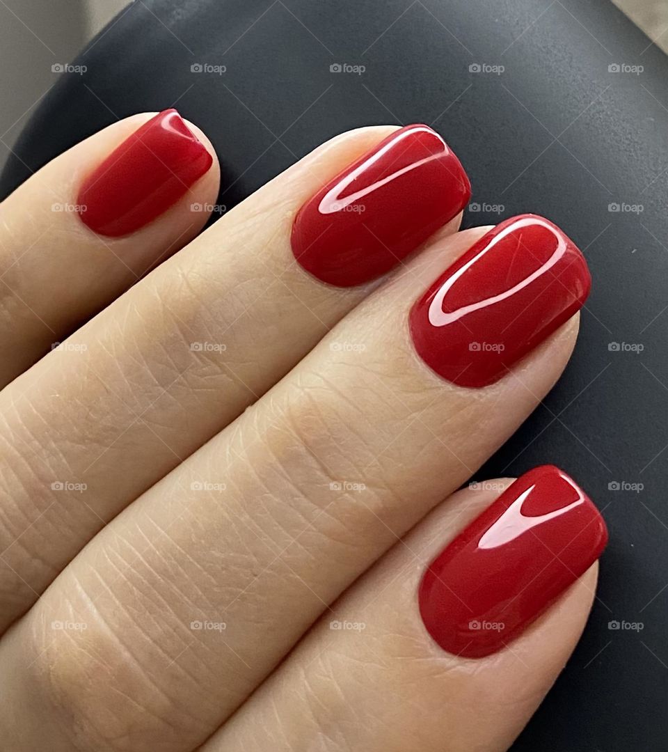 Красный маникюр добавляет дерзости и уверенности, делая руки более привлекательными и сексуальными 