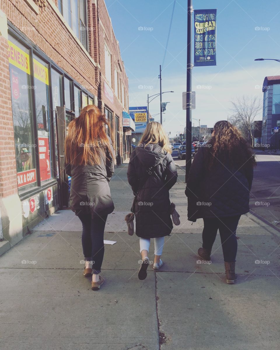 Going for a walk on a rare, sunny day in Chicago! All my friends have a gorgeous hair and beautiful personalities. I’m so happy they’re in my life 💕