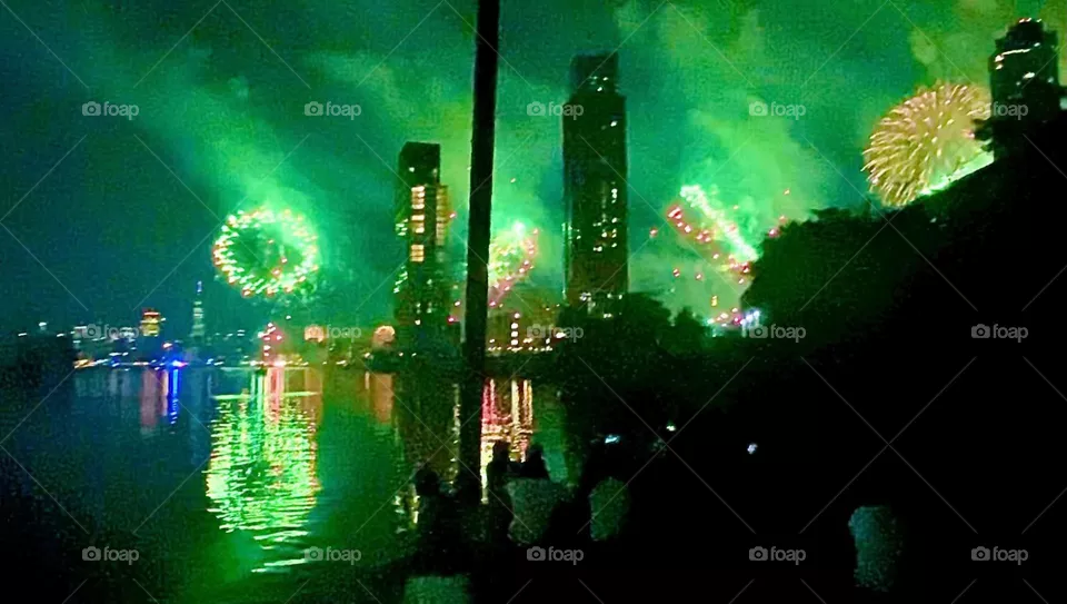 The afterglow of the colorful explosions fills the sky with unequalled intensity, the smoke that results from the launch spreads it further and the water of New York‘s „East River“ at „Newtown Creek“ mirrors it once more. 2022. Hypnotic Productions