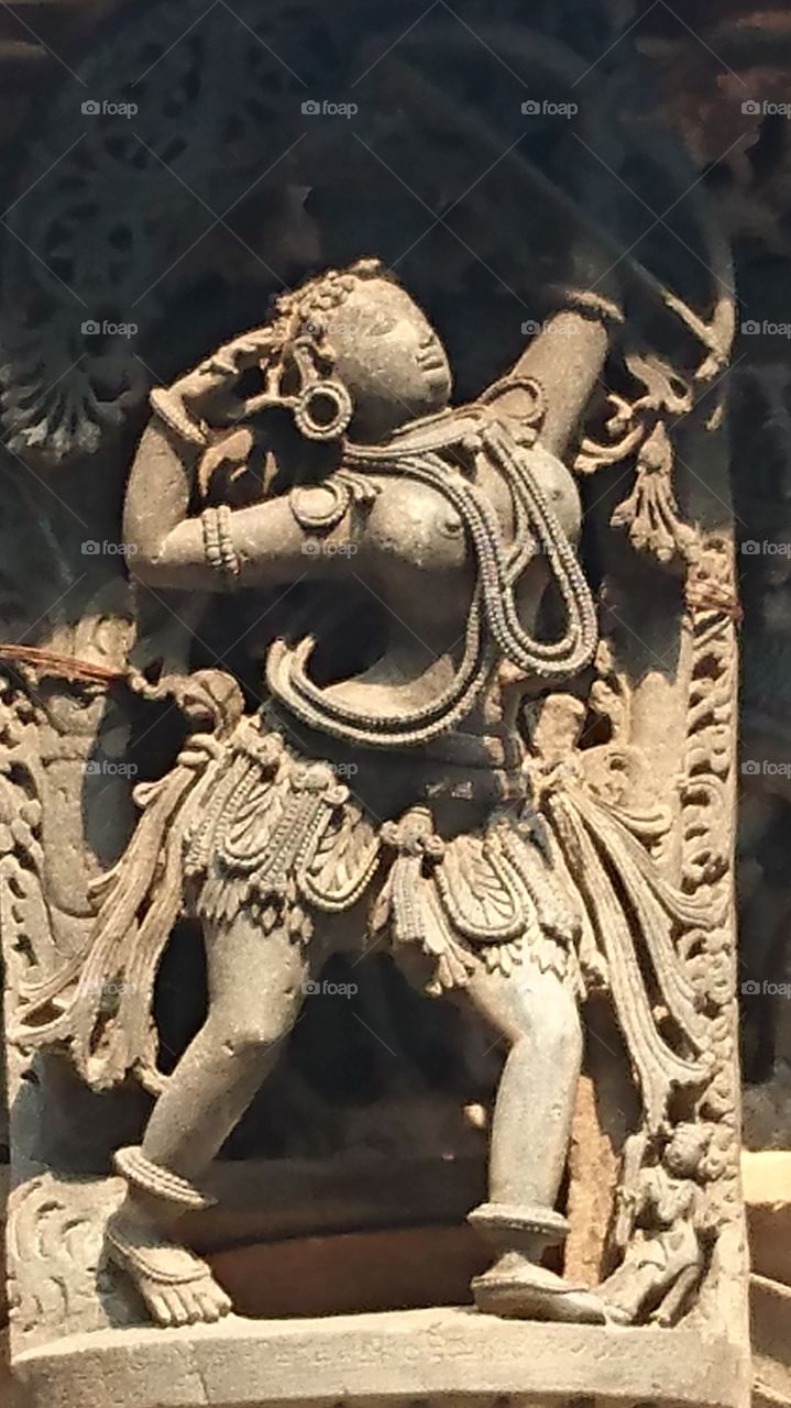 Belur Chennakeshava temple - Apsara using a bow