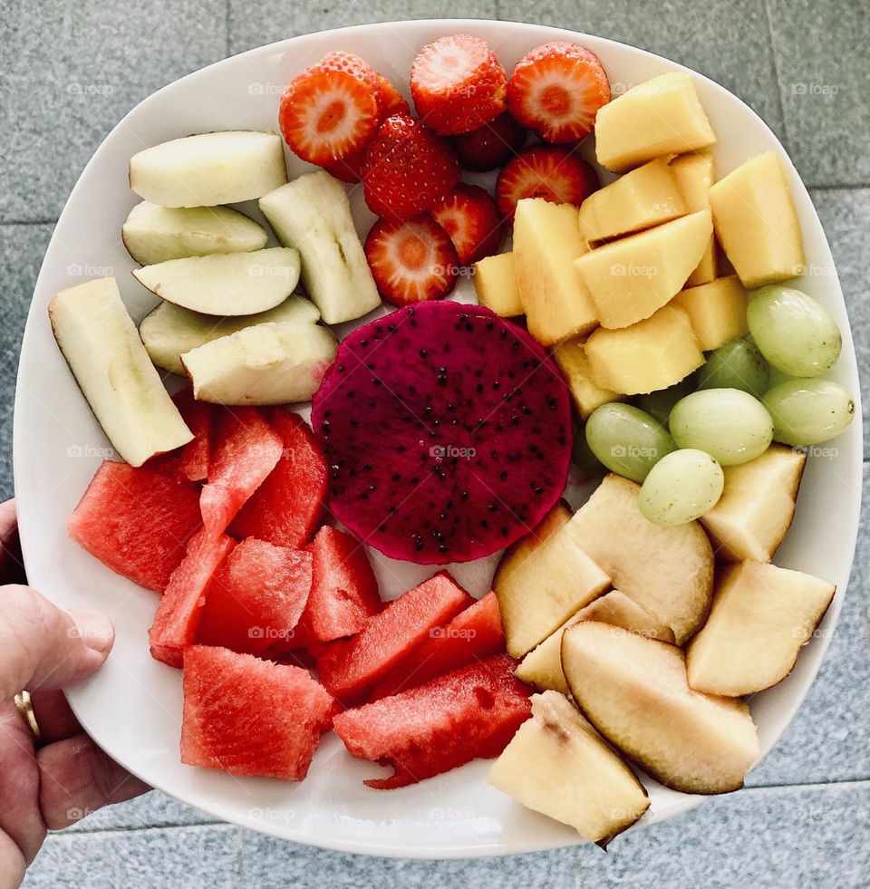 Hoje nossas frutas estão incríveis e deliciosas: temos melancia, maçã, morango, manga, uva, pêssego e pitaya! / Hoje nossas frutas estão incríveis e deliciosas: temos melancia, maçã, morango, manga, uva, pêssego e pitaya!