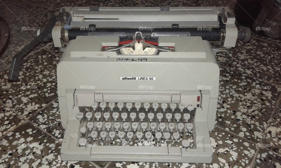 Typewriter Olivetti Linea 98