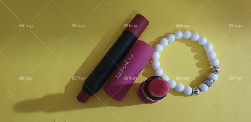 A lipstick, lipstick, pencil or lipstick, or simply lipstick, also known as carmine, lípstic (from the English lipstick) or rouge (from the French rouge à lèvres), is a cosmetic product that contains pigments, oils , waxes and emollients that give co