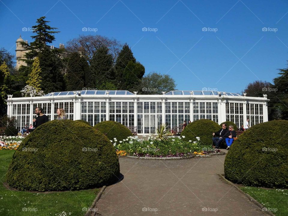 people a rest in the gardens