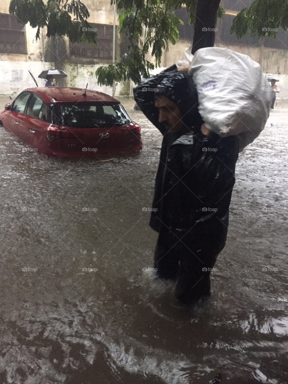 heavy rain today Mumbai traveling