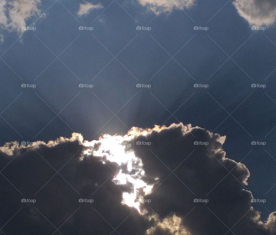 Luz del sol a través de las nubes