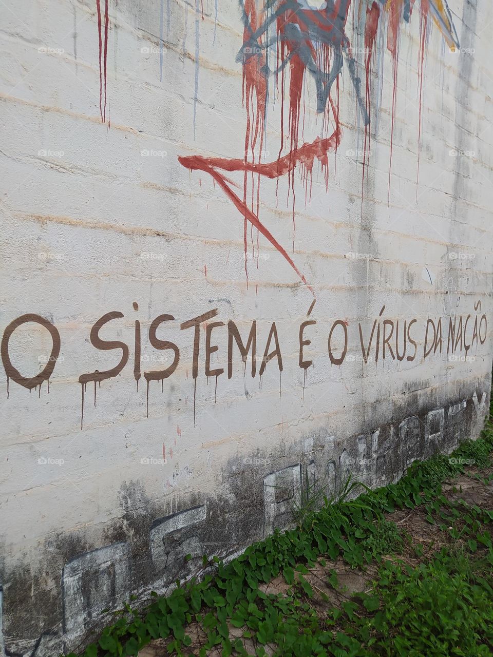 frase escrita no muro em galpão abandonado.