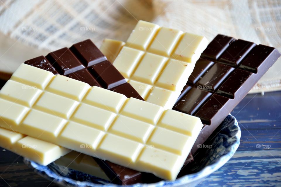 white and dark chocolate bars