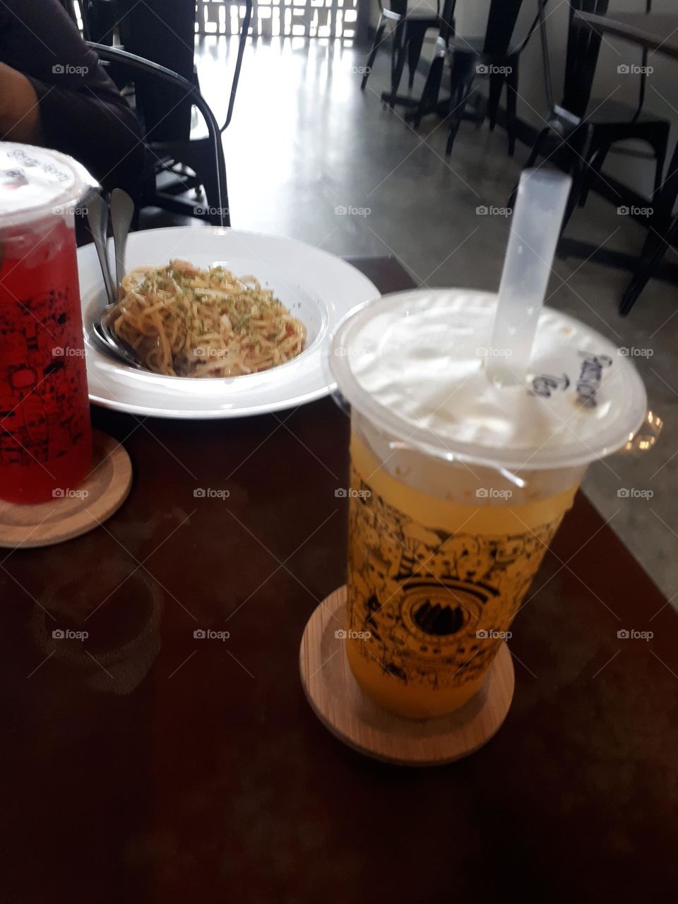Indonesian iftar dish with various juices and fried noodles