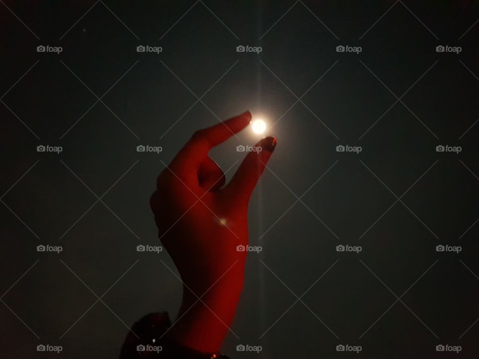 hold moon with your finger, then you will see the magic