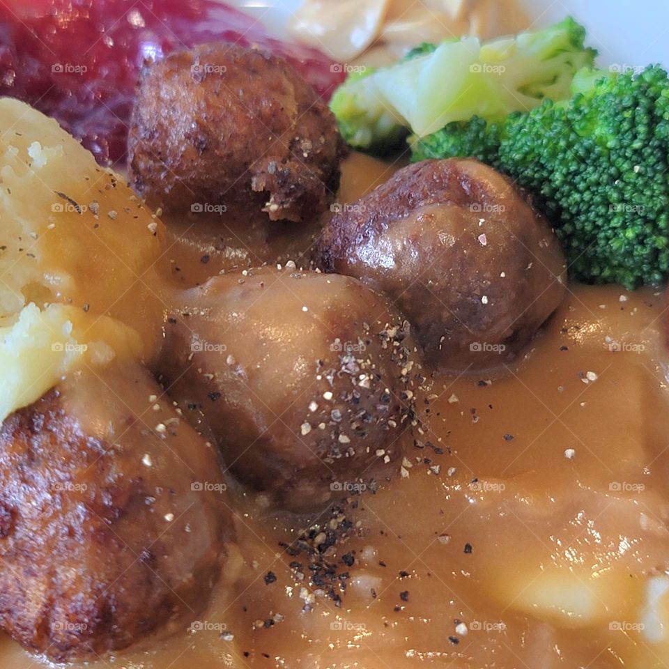 ikea restaurant's vegetarian meatballs are served with broccoli, jam and mashed potatoes.