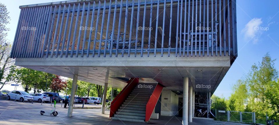 This imposing looking large three dimensional rectangular structure is part of the main train station in “München” or “Munich”, the capitol of “Bavaria”. 2023. Hypnotic Productions