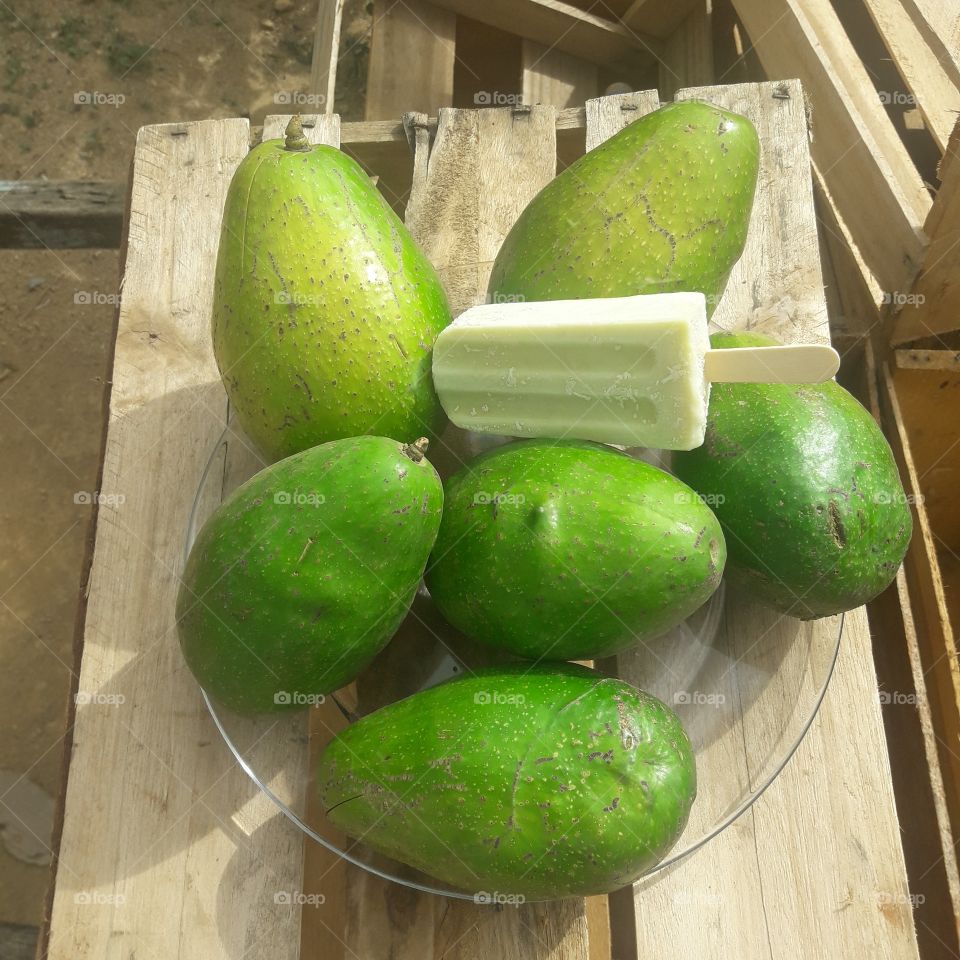 Avocado fruit - source of omega 6, omega 9 and omega 7, the fruit maintains the balance in the body and helps in the loss of body fat.  "In addition, it helps lower blood insulin levels, which is responsible for increased appetite.