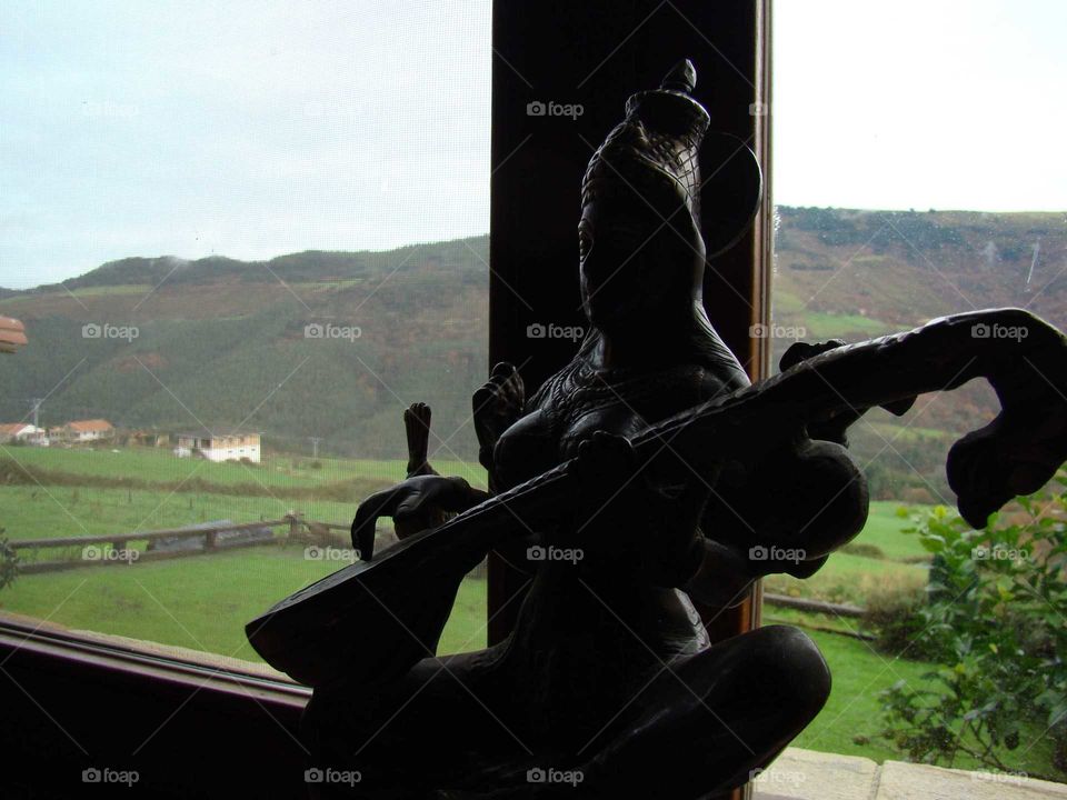 Decoración zen budista desde a ventana en Cantabria