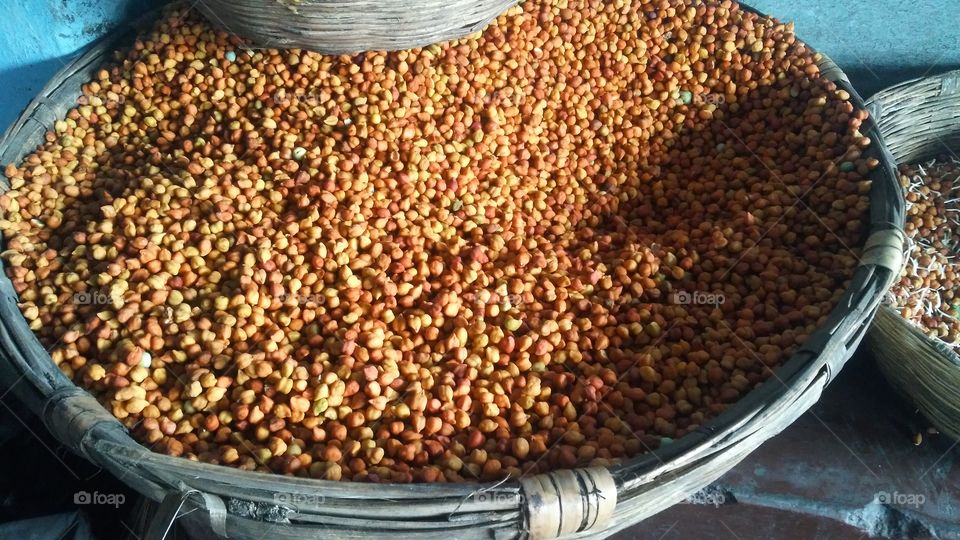The chickpea which is stored in the basket, which is very delicious in the food.