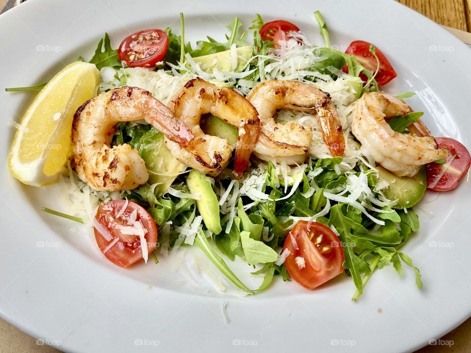 Salad with shrimp and arugula