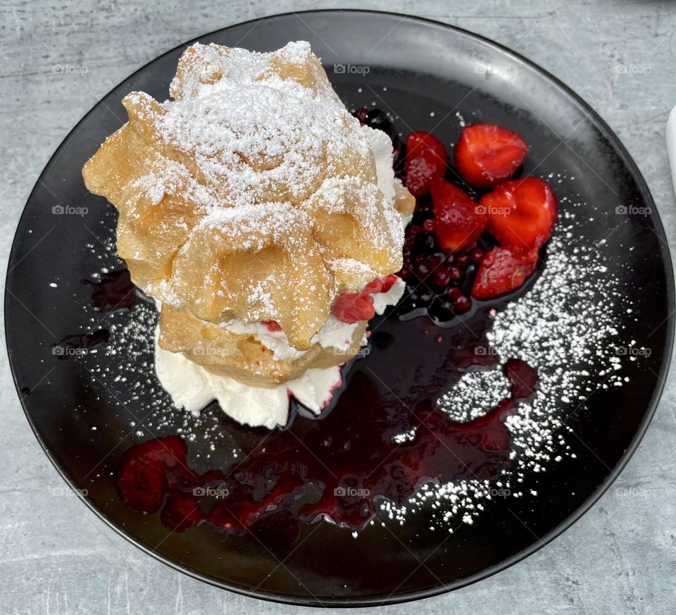 Cream puff filled with ice and served with hot wildberry sauce 🤤