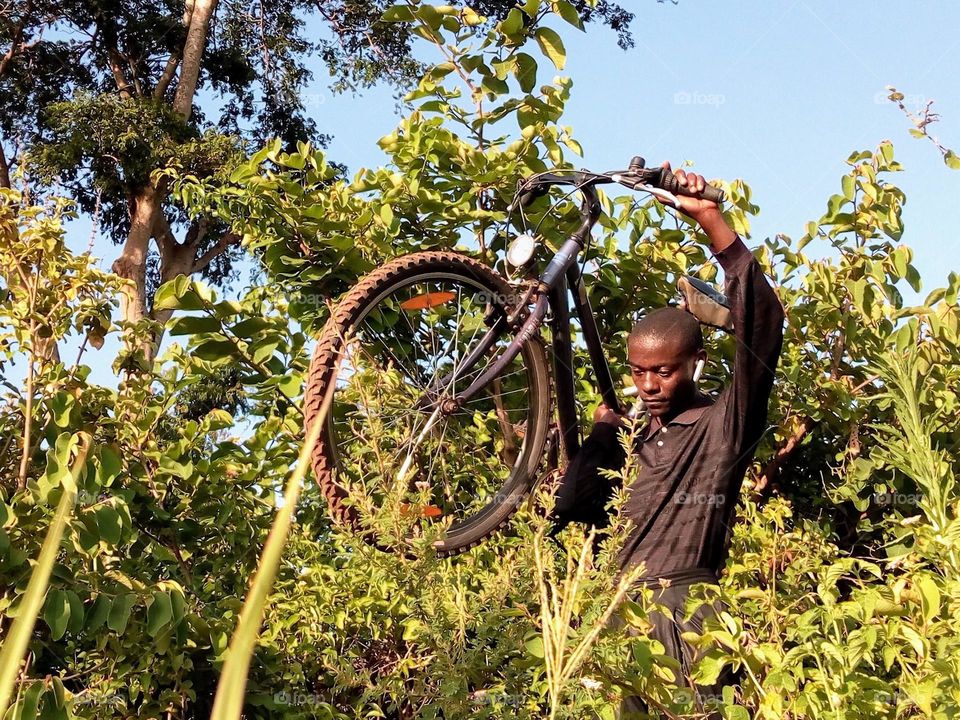 Carrying your bike across the shrubs is one thing that shows you care your bike ✊🏿☺
December 26, 2023
05:28pm