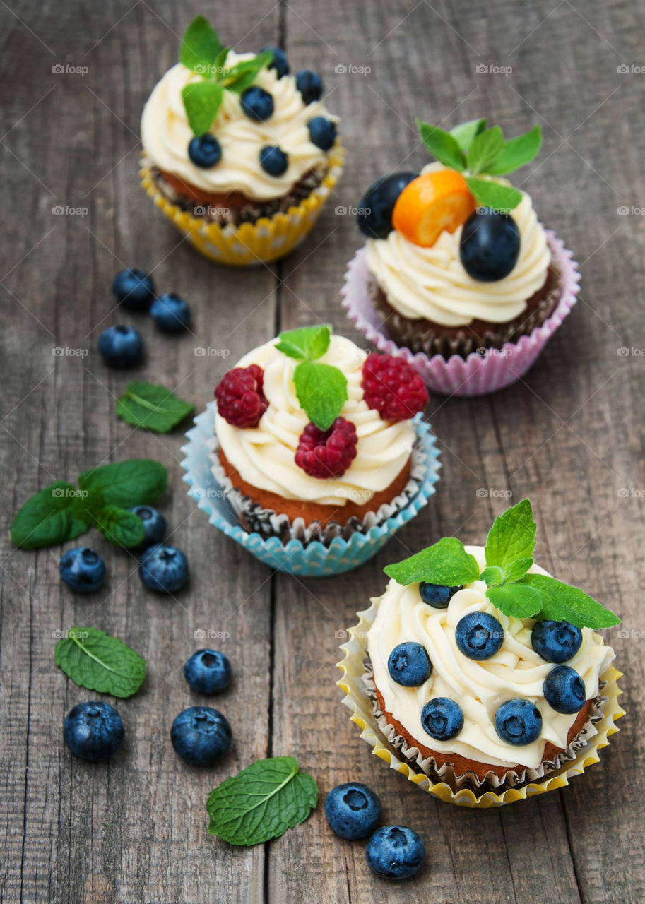Cupcakes with berries 