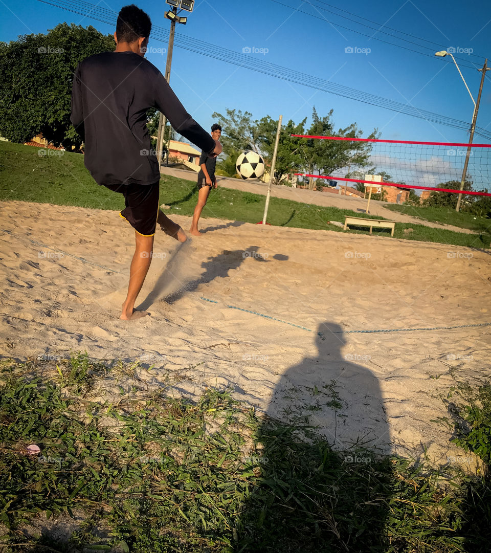 Sacando no futvôlei 