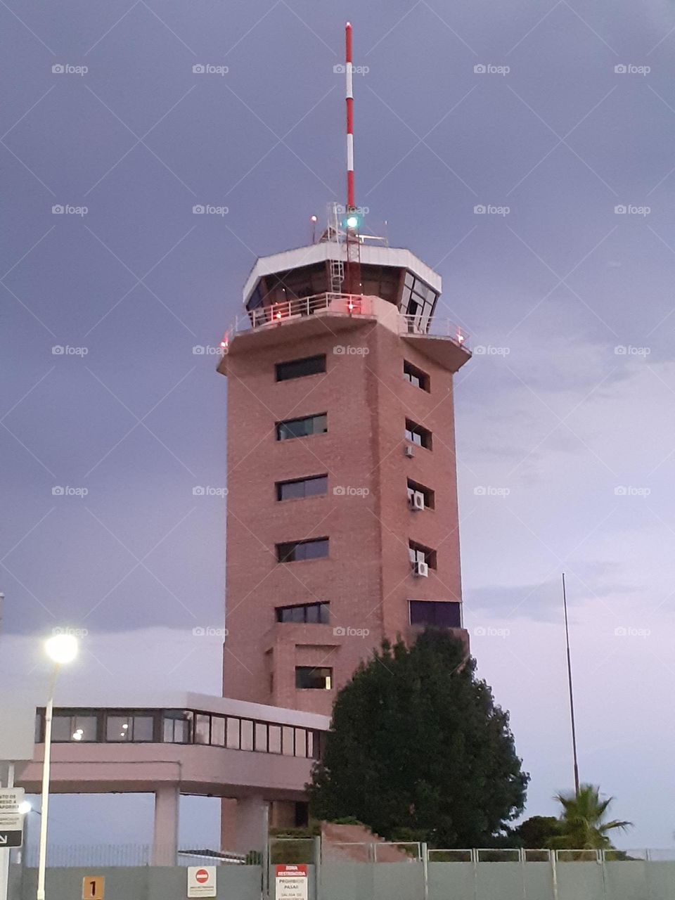 la torre del aeropuerto al atardecer