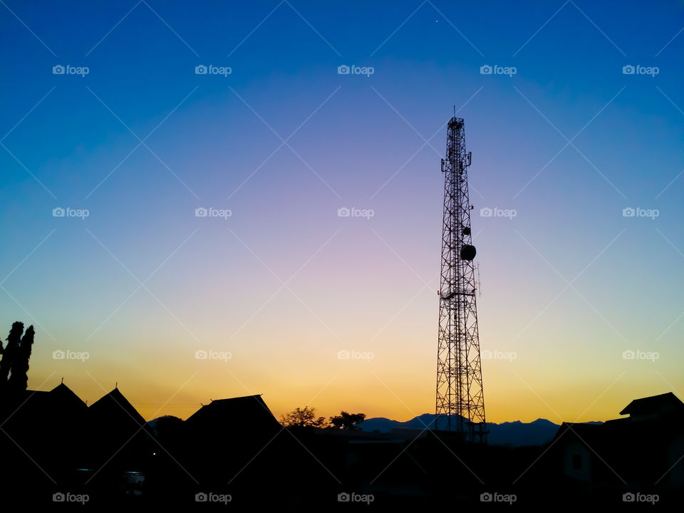 Silhouette in the evening with beautiful sunsets and beautiful clear skies.