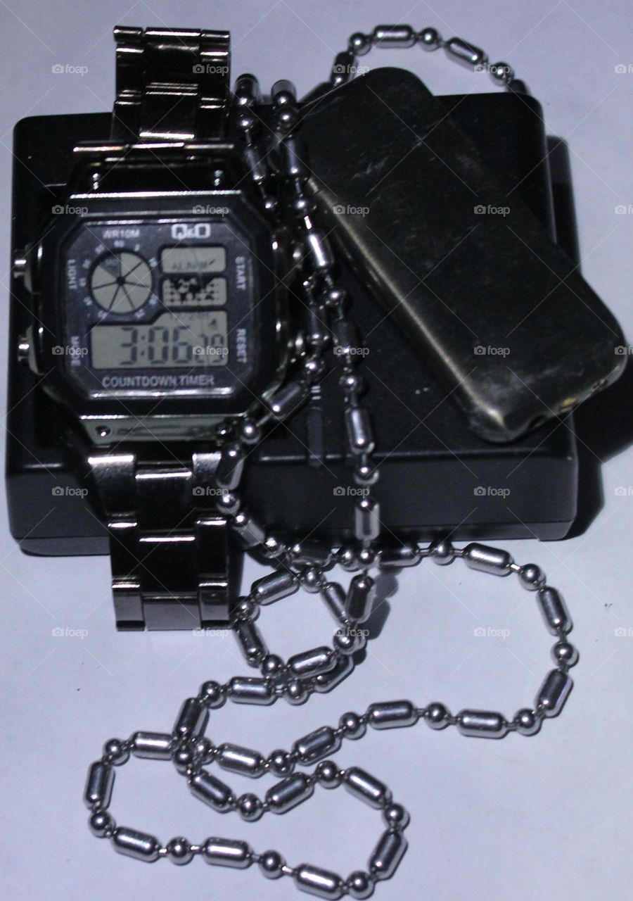 A watch is a timepiece, although it is a necessity, it can be said that it includes accessories and necklaces are also accessories, but there are other needs besides accessories.