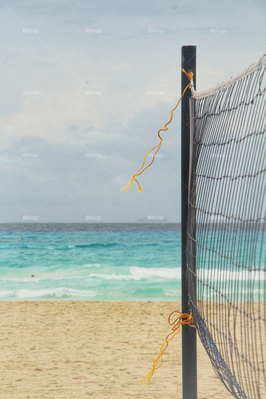 voleyball net in front of caribbean sea