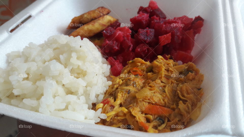 Mini almuerzo con pollo con verduras, ensalada, tajadas y arroz blanco