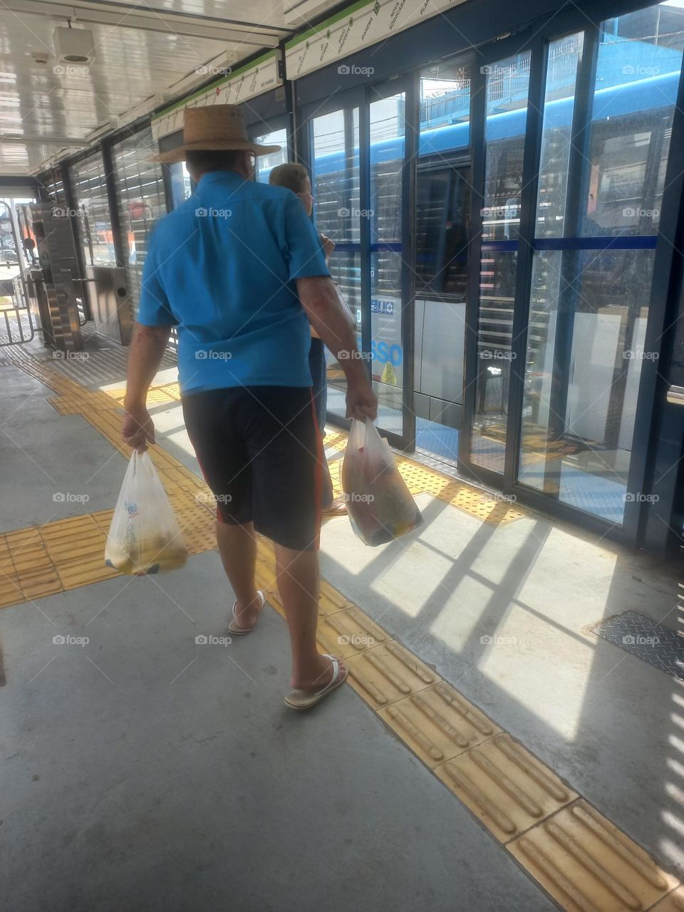 Chinelos: Conforto, delicadeza e liberdade  para os pés.