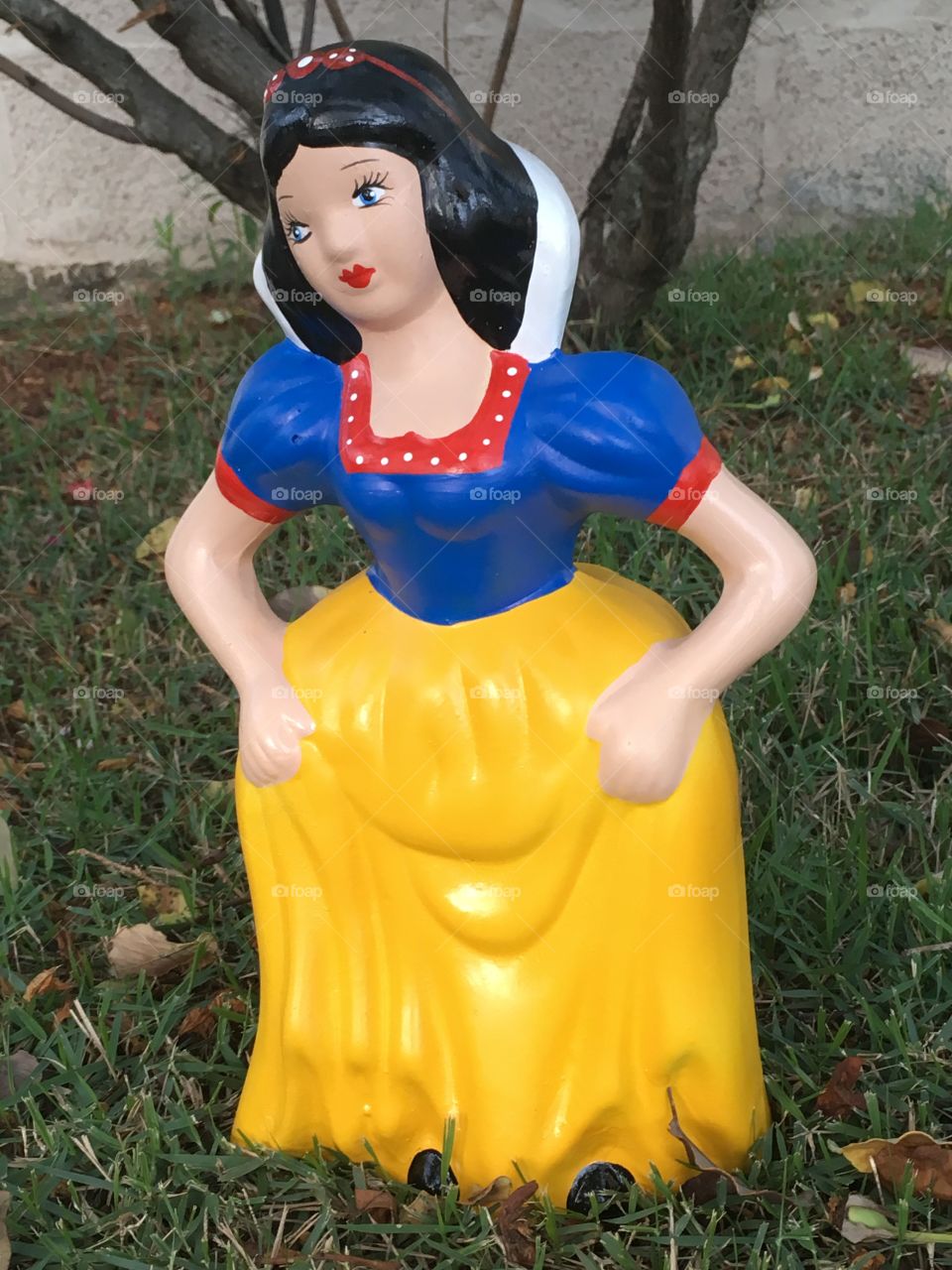 Branca de Neve! Olha ela aí embelezando o jardim... Decorar o gramado com esses artesanatos é muito legal. 