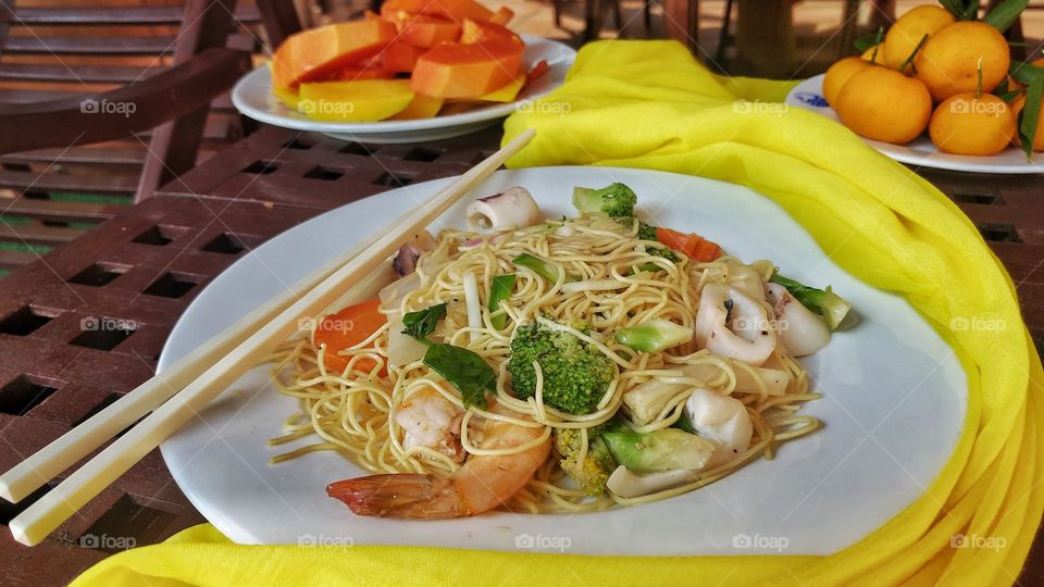 Sea food noodles and papaya