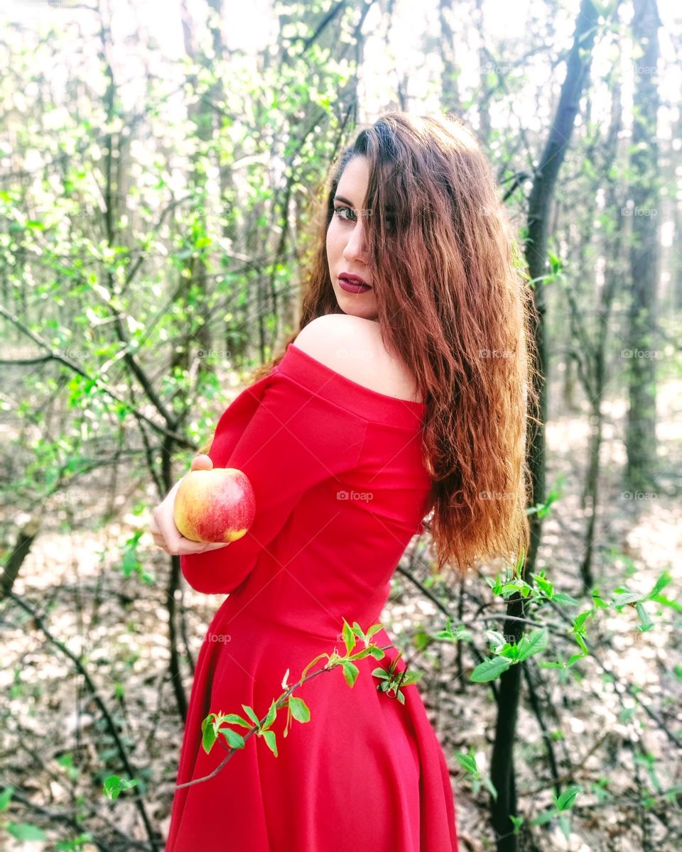Идеи для фото в лесу с яблоком в красном платье💃