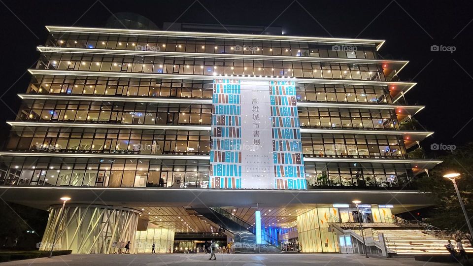 Kaohsiung Main Public library. THE architectural technique is very special, using suspended steel rods, which is a lightweight design, and adopts glass curtains, so it is also the most penetrable library in the world.