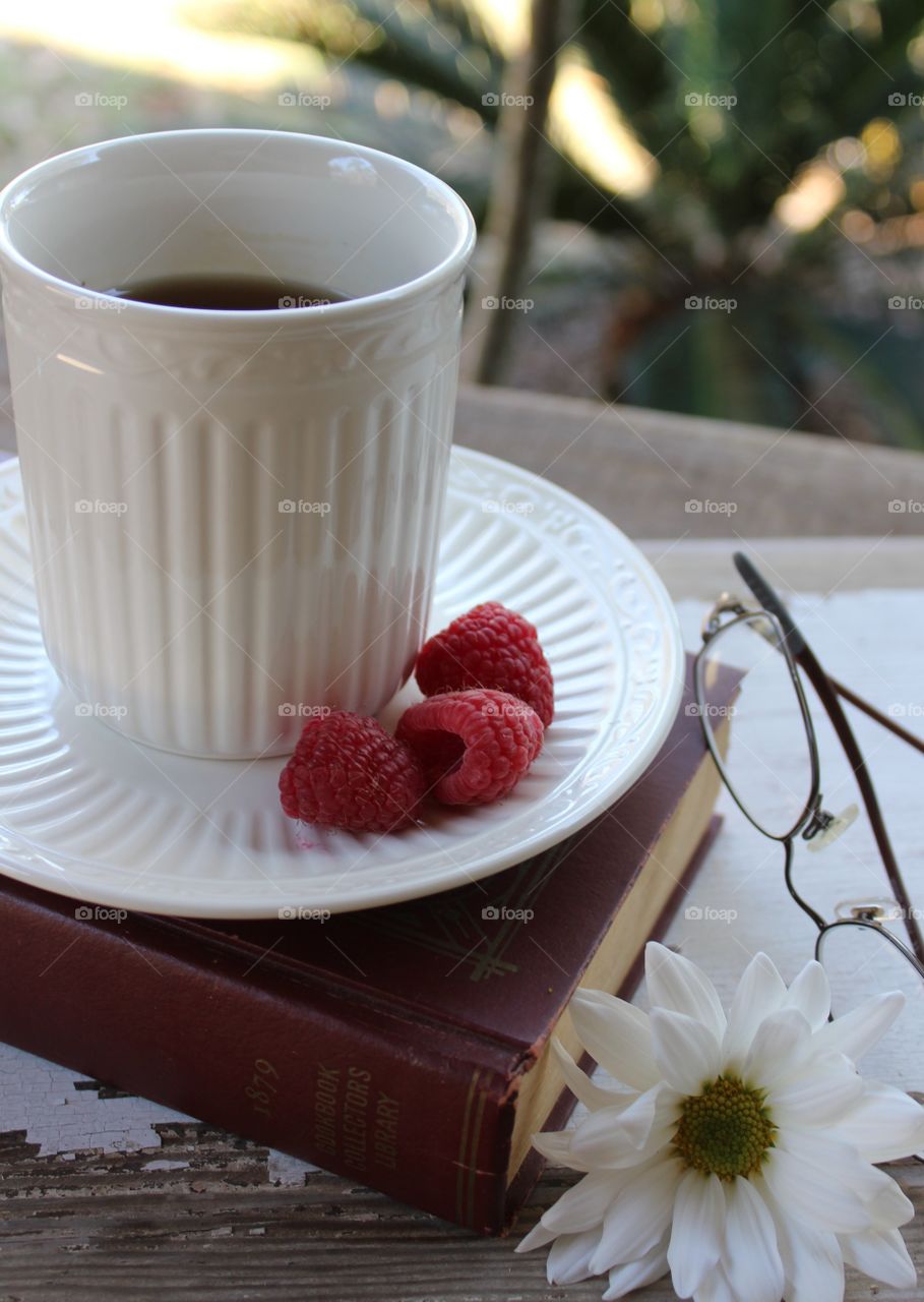 Hot tea and raspberries 