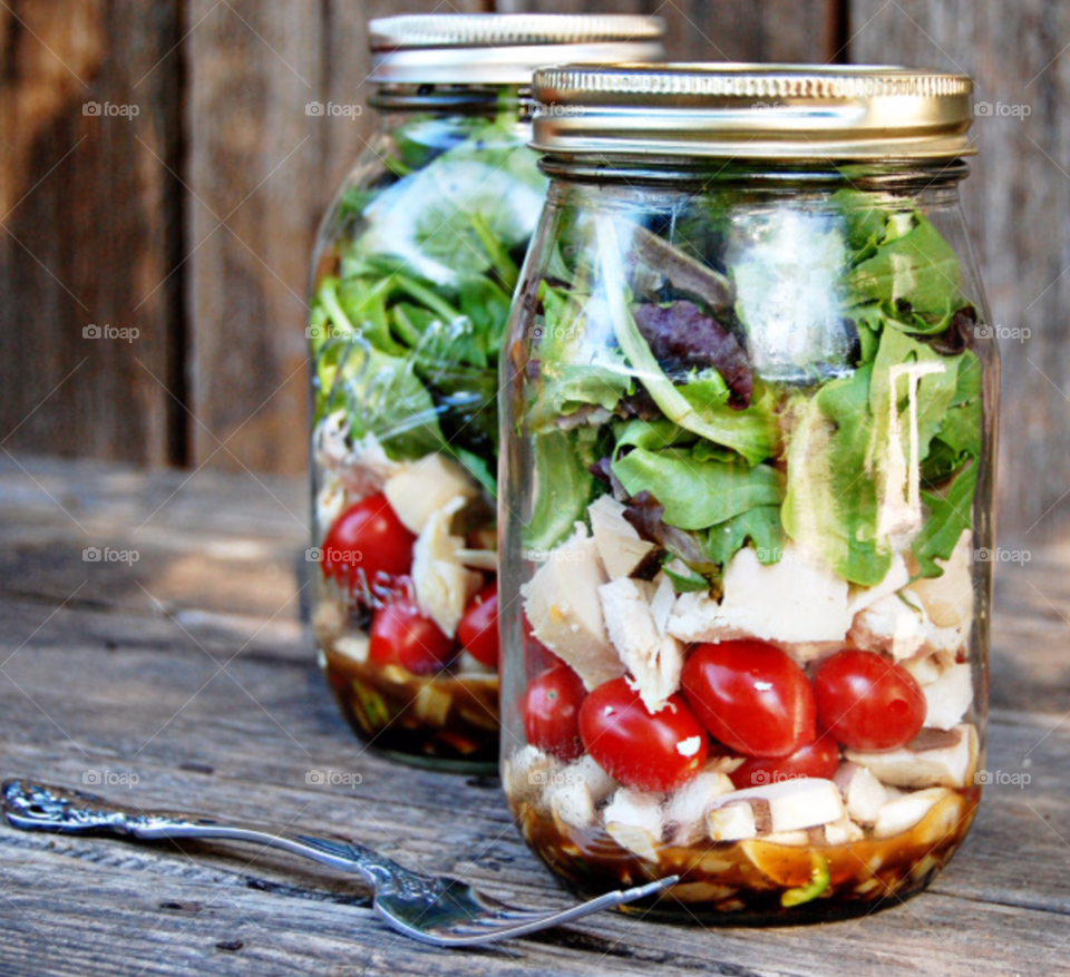 these tasty homemade salad jars are great for a picnic in the park