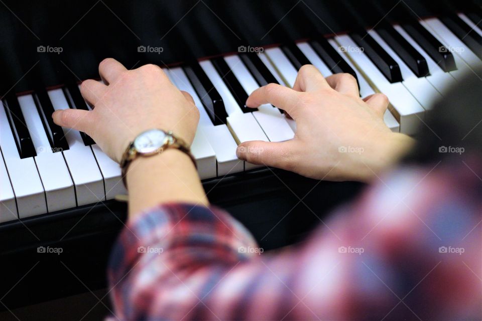 | piano hands |