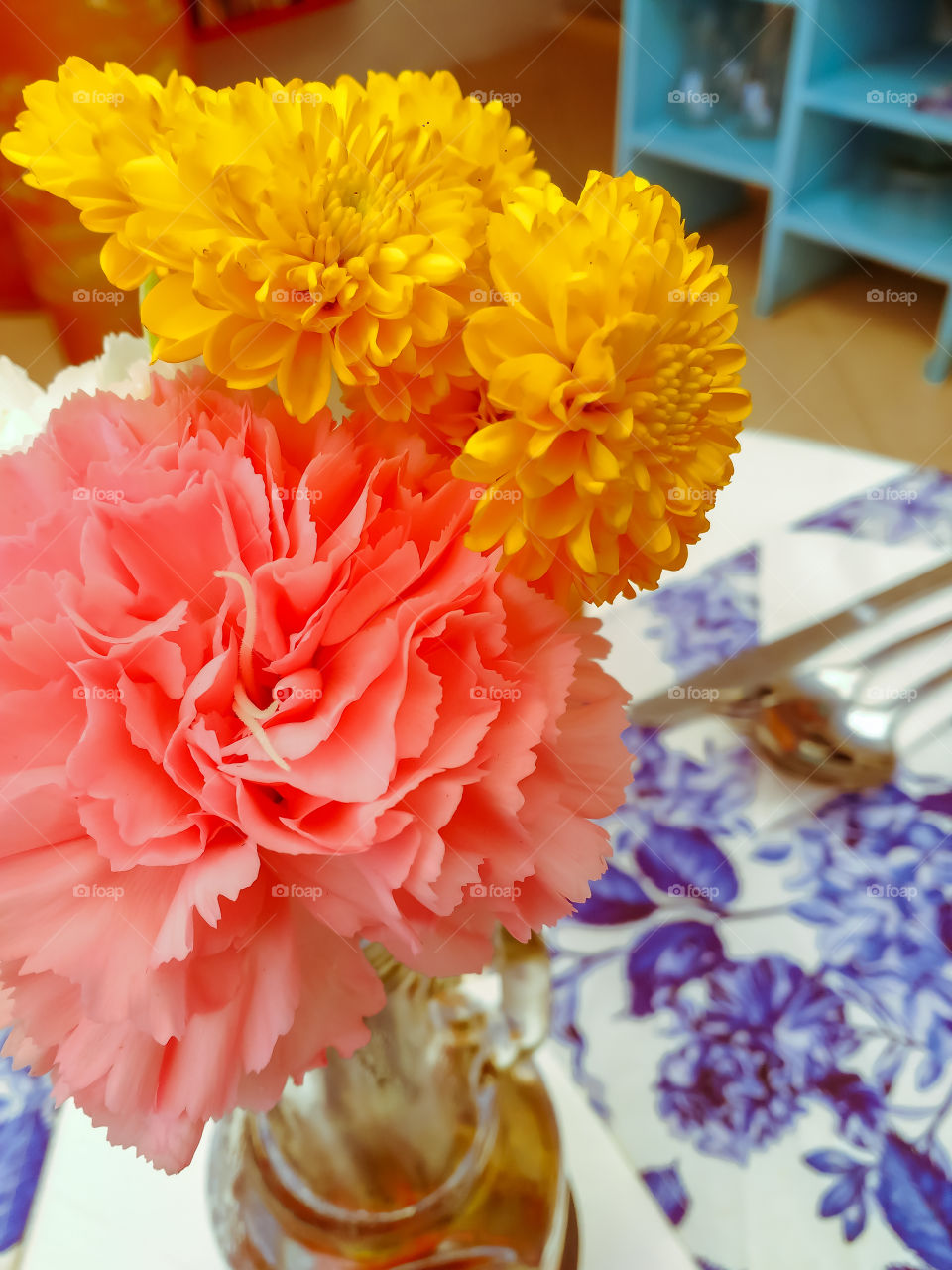 Beautiful flowers decorating the table in Villa de Leyva