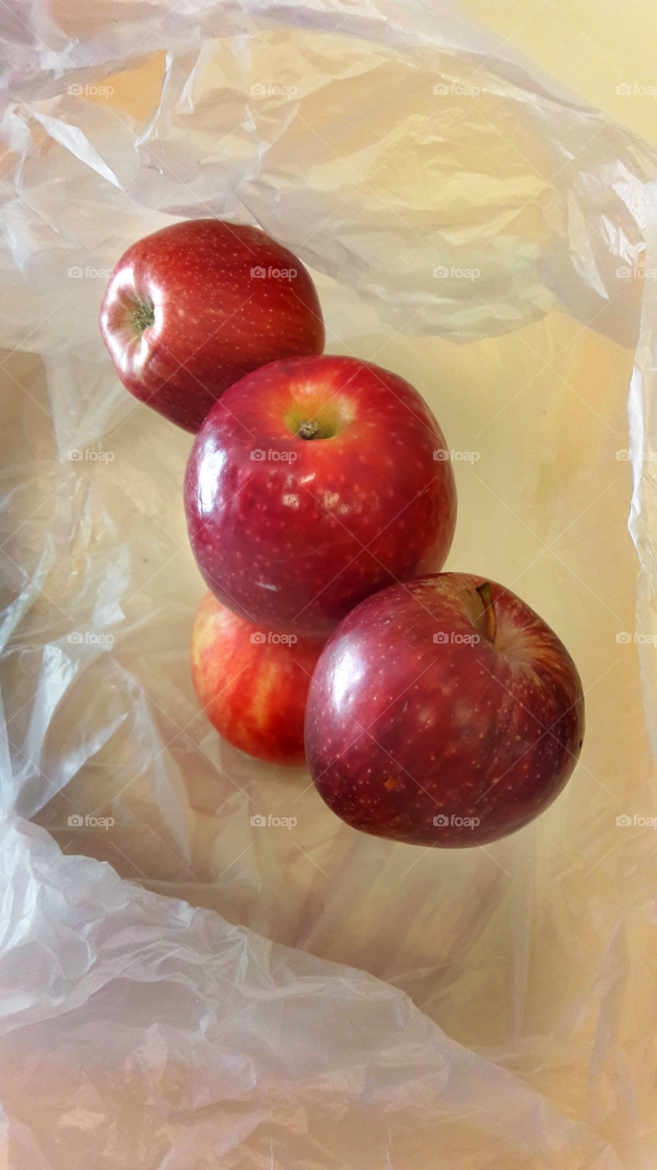 apples in a plastic bag